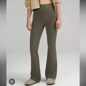 Lululemon Super-High rise Flared Pant Nulu *Regular*
